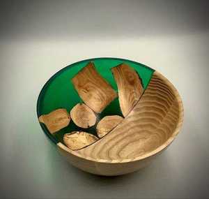 Bol en bois d'acacia et résine noire, poli, écologique, design moderne, finition naturelle, pour salade, cadeau de mariage, artisanat de qualité - Product Image 1