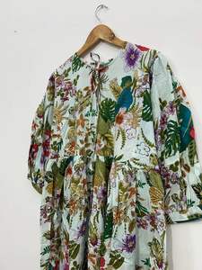 Vestido Kurti de Algodón Hecho a Mano: Túnica Boho con Estampado Floral Tropical - Product Image 4