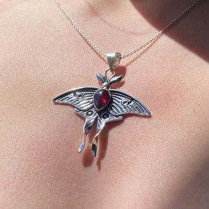 Pendentif en grenat rouge Luna Moth, design Whimsigoth 3D, argent sterling 925, fait main, aérien et féerique, Tasmanie Australie - Product Image 2