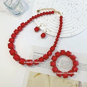 El conjunto de joyería de cuentas de resina roja geométrica incluye collar, pendientes y pulsera para moda de mujer y ropa de fiesta - Product Image 3