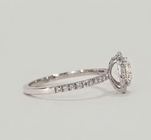 Bague Halo en Or Massif 18K Prête à l'Expédition, Diamant de Laboratoire Certifié IGI VVS2 Couleur E 1.50CT Taille Ronde, pour Fiançailles et Anniversaire - Product Image 4