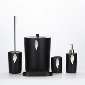 Elegante Juego de Baño de Acero Inoxidable: Dispensador de Jabón, Portacepillos, Jabonera y Cubo de Basura - Product Image 2