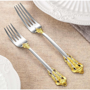 Cuillères et fourchettes simples en acier inoxydable sur un comptoir pour la cuisine, la table à manger et la décoration contemporaine des restaurants. - Product Image 6