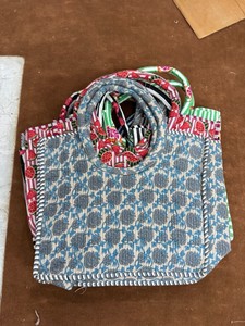 Sac fourre-tout matelassé Jaipuri en coton, grand sac à bandoulière pour voyage et plage - Product Image 1