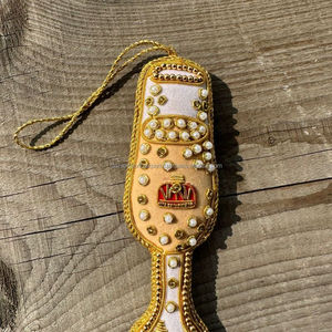 Élégant pour l'ornement de flûte à champagne Fabriqué à la main Ivoire Or Design Perle Accents Couronne Détail pour le Nouvel An Noël Suspendu - Product Image 1