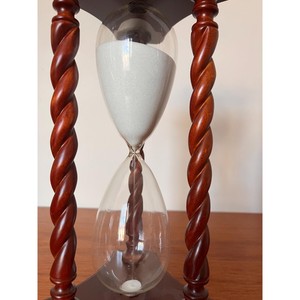 Sablier en bois éco-responsable fait main, style Mid-Century Modern, avec pieds torsadés et bulbe en verre pour un chronométrage précis, utilisation portable - Product Image 2
