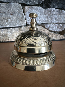Cloche de réception en laiton massif fabriquée à la main avec gravure ornée pour hôtels de charme et fournisseurs d'accueil - Product Image 4