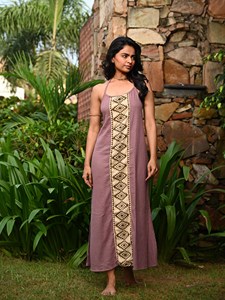 Elegante Vestido Maxi con Estampado Geométrico y Cuello Halter, con Abertura Alta en el Muslo y Delicadas Tiras Atadas en la Espalda - Product Image 1