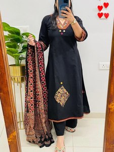 Ensemble ethnique trois pièces pour femme en rayonne slub avec appliques, comprenant un haut, un pantalon et un dupatta en mousseline, entièrement cousu, tenue traditionnelle - Product Image 5