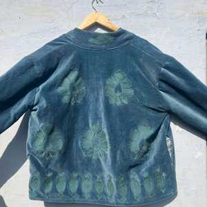 Hermosa Chaqueta Azul de Terciopelo Suzani con Bordado Floral Hecho a Mano, Arte Folclórico Bohemio, Abrigo Étnico de Invierno para Mujer, Regalo para Ella - Product Image 4