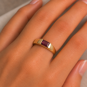 Anillo de Sello con Granate Rojo Corte Esmeralda, Tono Dorado, Anillo de Declaración Audaz, Joyería de Diseño Minimalista Moderna Hecha a Mano, Joyería Unisex - Product Image 5