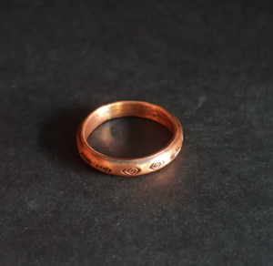 Anillo de Cobre Puro Vintage con Grabado de Símbolo Antiguo en Espiral, Anillo de Dedo de Cobre Sólido con Borde Plano - Product Image 1