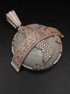 Colgante de Globo 'El Mundo Es Tuyo' Personalizado en Plata de Ley 925 con Diseño de Moissanita en Oro Rosa para Hombre y Mujer - Product Image 4