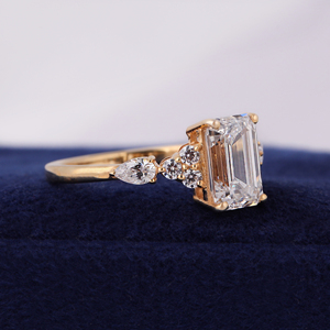 Anillo de compromiso con diamante cultivado en laboratorio de 2 quilates con corte esmeralda y piedras laterales en racimo - Product Image 2