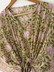 Vestido Kaftán de Algodón con Estampado Floral Hecho a Mano, Estilo Bohemio para Mujer, Cuello en V Profundo, Corte Holgado, Ideal para Vacaciones y Playa - Product Image 4