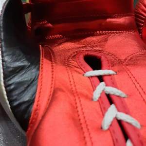 Nouveauté : Gants de boxe professionnels à lacets avec logo personnalisé, toutes tailles et couleurs disponibles, avec sangle de poignet ajustable CP-BG-24 - Product Image 6