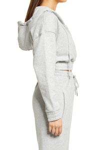 Conjunto de sudadera corta de forro polar para mujer al por mayor, de manga larga, informal, a la moda, con capucha y diseño cruzado. - Product Image 3