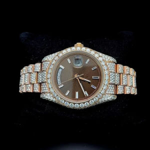 Reloj de Lujo con Esfera de Chocolate en Oro Rosa, Reloj con Incrustaciones de Diamantes Moissanite VVS, Reloj de Joyería Personalizado para Hombre - Product Image 1