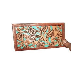 Portefeuille à deux volets en cuir de vachette outillé à la main Un accessoire Boho Chic avec sécurité RFID et fermeture éclair - Product Image 1