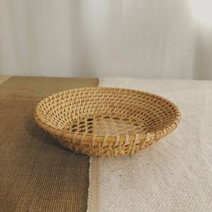 Plateau de service contemporain en rotin, parfait pour le café, les collations, le petit-déjeuner au lit et l'utilisation sur la table de cuisine, fabriqué à la main en Inde. - Product Image 3