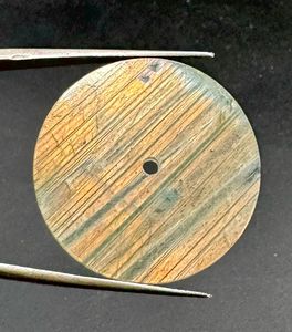 หน้าปัดนาฬิกาแบบแบน ลาบราดอไรต์สีทอง ขนาด 28.5 มม. หนา 1 มม. รูตรงกลาง 2 มม. - Product Image 1