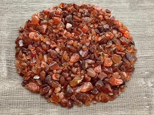 Vente en gros de copeaux d'agate rouge polie, cristal concassé 3-5mm pour la décoration de la maison et des fêtes par AMAYRA CRYSTALS EXPORTS INDIA - Product Image 2
