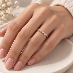 เพชรทรงกลม 0.25 กะรัต เพาะเลี้ยงในห้องปฏิบัติการ ตัวเรือนทองคำ 10k 14k 18k แบบหนามเตย สี E ความใส VVS ดีไซน์โค้งครึ่งวงกลม เครื่องประดับชั้นดี - Product Image 6