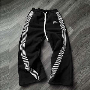 Pantalon de jogging en coton éponge personnalisé OEM pour homme, avec logo brodé, bordures latérales blanches peintes à la main, coupe évasée, style streetwear vintage - Product Image 3