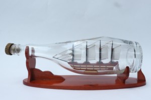 Bateau miniature en bois artisanal vintage et écologique, présenté dans une grande bouteille de vin Martell, avec une large gamme d'options de modèles de bateaux - Product Image 2