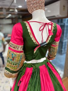 Conjunto Étnico de Chaniya Choli de Seda y Algodón Romano Premium con Dupatta con Trabajo de Espejos Reales para Bodas y Navratri - Product Image 3