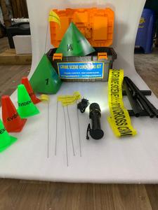 Kit de délimitation de scène de crime avec cônes de signalisation, ruban adhésif, piquets, lampe torche et trépied, garantie 1 an - Product Image 3