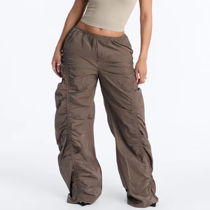 Pantalones de paracaídas para hombre personalizados con costuras fruncidas, color moca, de pierna ancha, ligeros, cortavientos, de tela, estilo urbano, OEM - Product Image 1