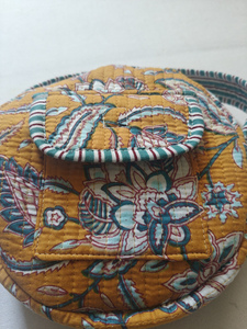 Bolso Tote Redondo Acolchado con Diseño Floral Boho, Cierre Abierto, Tela de Algodón Ecológica - Product Image 6