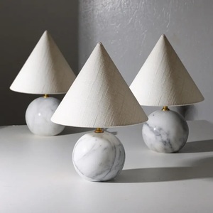 Lámpara de Acento Contemporánea de Mármol con Geometría de Piedra Redondeada, Pantalla Cónica Texturizada e Iluminación Decorativa Suave - Product Image 2
