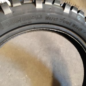 Neumático de Motocicleta Super Suave <span class=keywords><strong>140</strong></span>/<span class=keywords><strong>80</strong></span>-<span class=keywords><strong>18</strong></span> <span class=keywords><strong>140</strong></span> <span class=keywords><strong>80</strong></span> <span class=keywords><strong>18</strong></span> Enduro Todoterreno Big Block Sticky, Neumático Sin Cámara y <span class=keywords><strong>Mousse</strong></span> Tube - Product Image 3