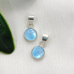 Dijes Redondos Hechos a Mano con Topacio Azul y Cuarzo - Dijes de Piedras Preciosas de 6 mm al por Mayor - Colgante Plateado - Product Image 1
