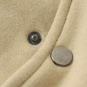 Veste varsity pour homme en matériau de haute qualité, conçue pour vous garder au chaud et vous faire ressortir élégamment en automne et en hiver. - Product Image 4