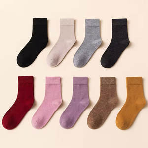 Chaussettes décontractées essentielles pour le quotidien, matière confortable, conçues pour un style décontracté et un confort toute la journée - Product Image 1