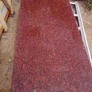 Carreaux et dalles de granit rouge brillant de qualité supérieure pour comptoirs de cuisine modernes, revêtements de sol et salles de bain, disponibles à bon prix - Product Image 3