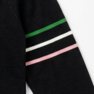 เสื้อคาร์ดิแกนไหมพรมคอวีสีดำชมพูสำหรับผู้หญิง รุ่นอัลฟ่า แบบสั่งทำพิเศษ แขนยาว พร้อมโลโก้ AKA สีเขียวและรายละเอียดป้ายปัก - Product Image 4