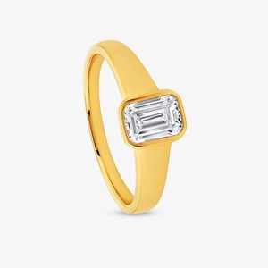 Bague de fiançailles solitaire en or jaune 14 carats avec diamant de laboratoire taille émeraude 1,10 carat serti clos - Product Image 3