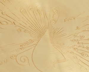 Boîte à épices ronde décorative en laiton avec couvercle à motif paon et cinq compartiments intérieurs pour le rangement en cuisine - Product Image 2