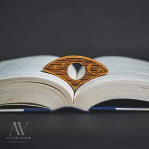 Support de livre en bois à finition naturelle pour une expérience de lecture organique améliorant la prise en main et le confort - Product Image 6