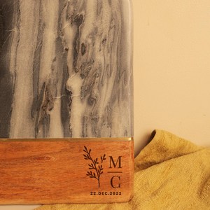 Plateau à fromage élégant en marbre noir et bois d'acacia, plateau de service personnalisé pour charcuterie, cadeau de cuisine de luxe - Product Image 3