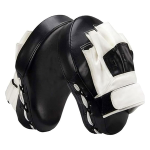 Guantes de boxeo de PU blancos y negros con diseño curvo, duraderos, para entrenamiento de kickboxing y artes marciales personalizadas. - Product Image 6