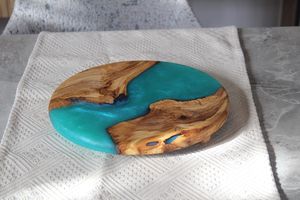Planche à charcuterie ronde en bois personnalisée, épaisseur 1,5 cm, poignée en résine, plateau de service pour fromages et apéritifs, idéal pour les mariages et les fêtes - Product Image 2