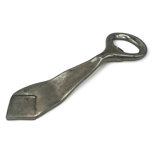 Abridor de botellas con forma de corbata metálica, acabado plateado pulido, textura de lunares, regalo creativo y novedoso para hombres, accesorio de bar. - Product Image 4