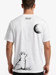 เสื้อยืดคอกลมแขนสั้นสีขาวสำหรับผู้ชายของโอเน็น อาร์แพร์เนลพร้อมลายพิมพ์แมวและพระจันทร์ - Product Image 3