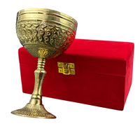 Calice en laiton gravé avec boîte en velours, décor religieux orné, verre à vin, coupe de communion avec motif royal en relief