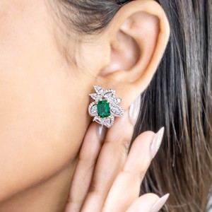 Boucles d'oreilles clous élégantes en argent sterling 925 plaqué rhodium avec zircon taille poire et halo floral, bijoux de luxe pour mariage - Product Image 4